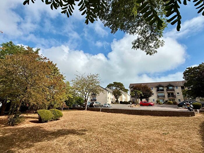 2 Bedroom Flat For Sale In Quinta Close, Torquay, TQ1