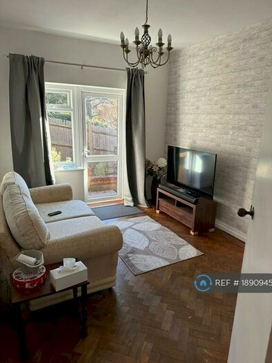 2 Bedroom Flat To Rent In Sanderstead Road, Sanderstead, CR2