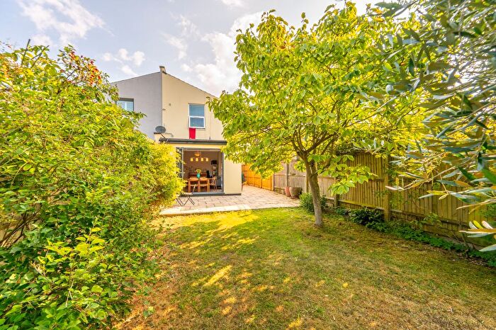 2 Bedroom Maisonette For Sale In Melrose Avenue, Willesden Green, London, NW2