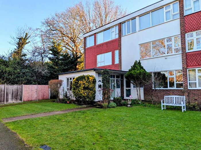 1 Bedroom Maisonette For Sale In Addlestone, Surrey, KT15