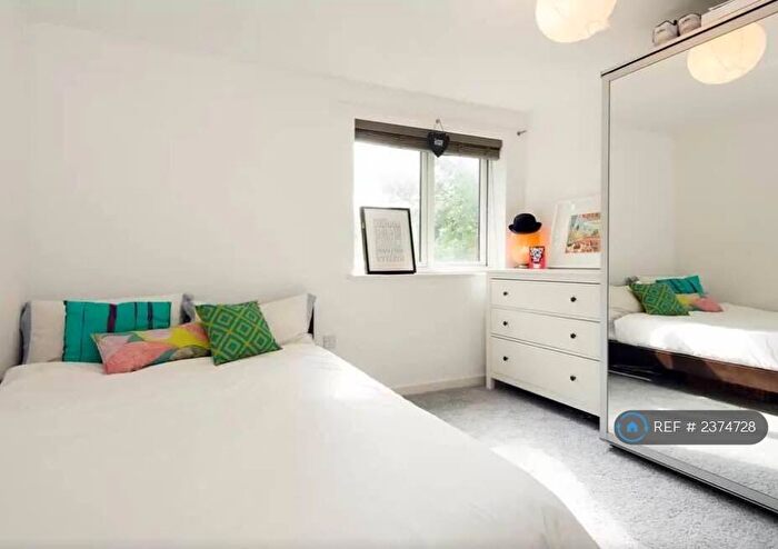 1 Bedroom Flat To Rent In Oakleigh Court, London, N1