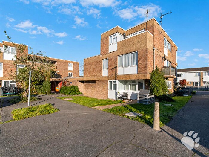 2 Bedroom Flat For Sale In Rose Acre, Basildon, SS14