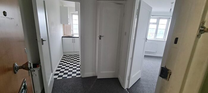 1 Bedroom Flat To Rent In Ashford Court, Ashford Road, Cricklewood, NW2