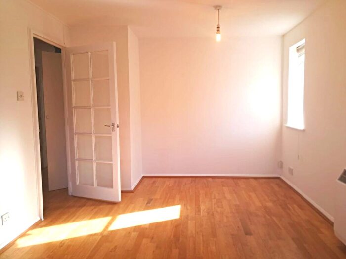 2 Bedroom Flat To Rent In Peabody Court, EN3