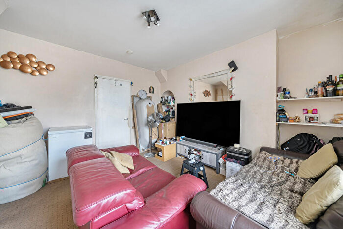 2 Bedroom Apartment For Sale In Doddington Grove, London, SE17