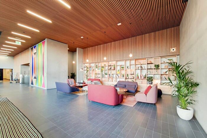 3 Bedroom Flat To Rent In Deacon Street, Elephant And Castle, London, SE17