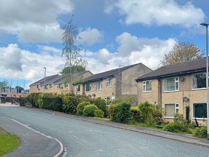 2 Bedroom Maisonette To Rent In Pasture Walk, Bradford, BD14
