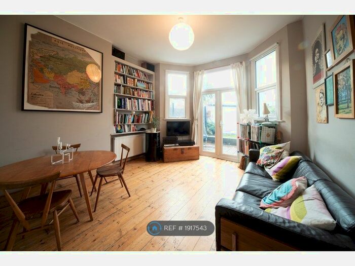 2 Bedroom Flat To Rent In Whitworth Road, London, SE25