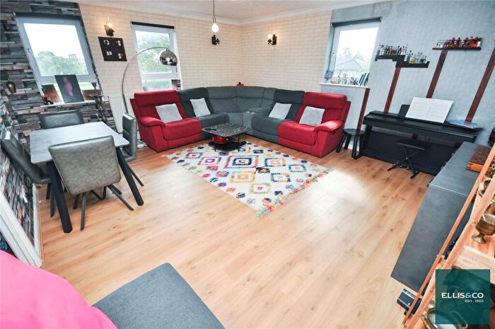 2 Bedroom Apartment For Sale In Martock Gardens, Friern Barnet, N11
