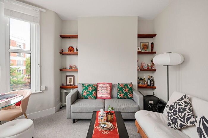 1 Bedroom Flat To Rent In Temple Dwellings, Temple Street, London, E2