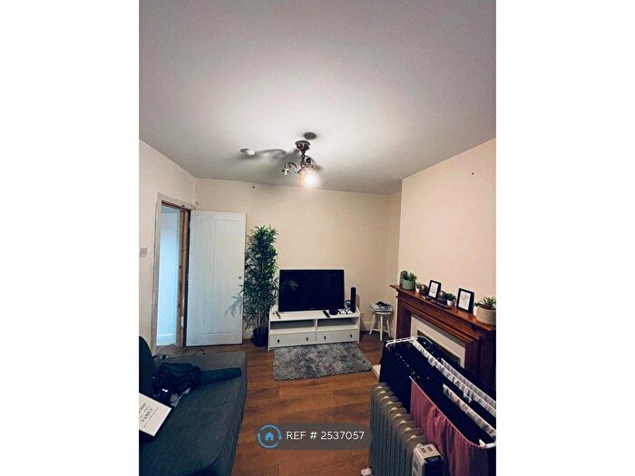4 Bedroom Semi-Detached House To Rent In Pomfret Avenue, Luton, LU2