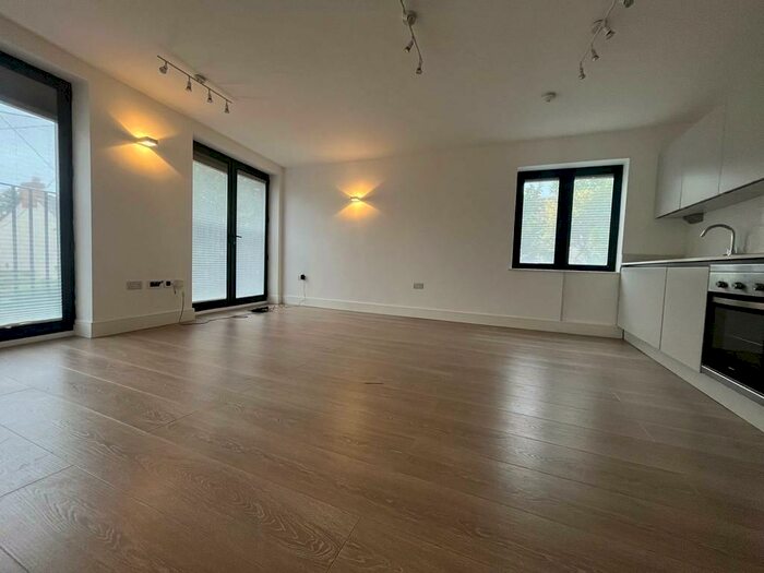 2 Bedroom Flat To Rent In Updown Hill, Windlesham, Surrey, GU20