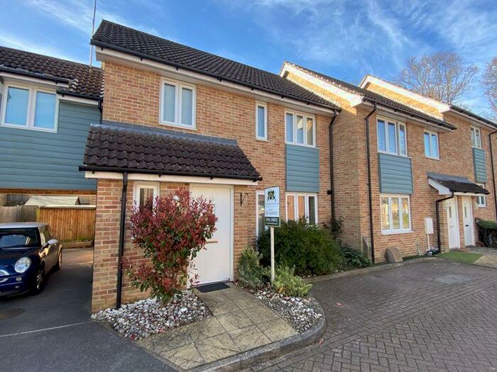 3 Bedroom Link Detached House To Rent In Bluebell Gardens, Hythe, SO45