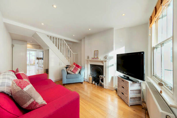 2 Bedroom Cottage To Rent In The Alberts, TW10