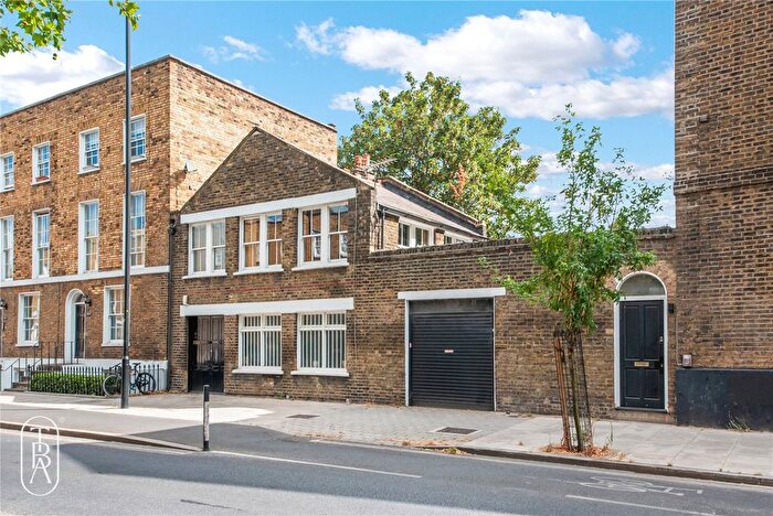 1 Bedroom Semi Detached House For Sale In Queensbridge Road, London, E2