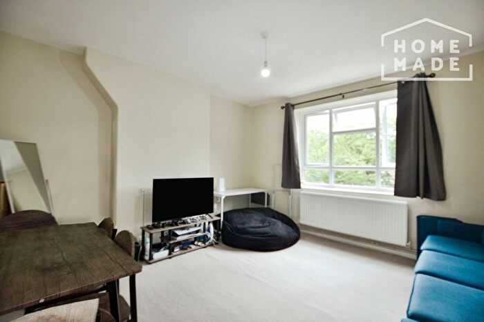 3 Bedroom Flat To Rent In White City Estate, London, W12