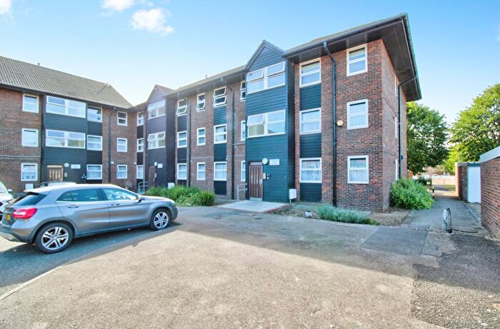 1 Bedroom Flat For Sale In Veronica Close, Romford, RM3