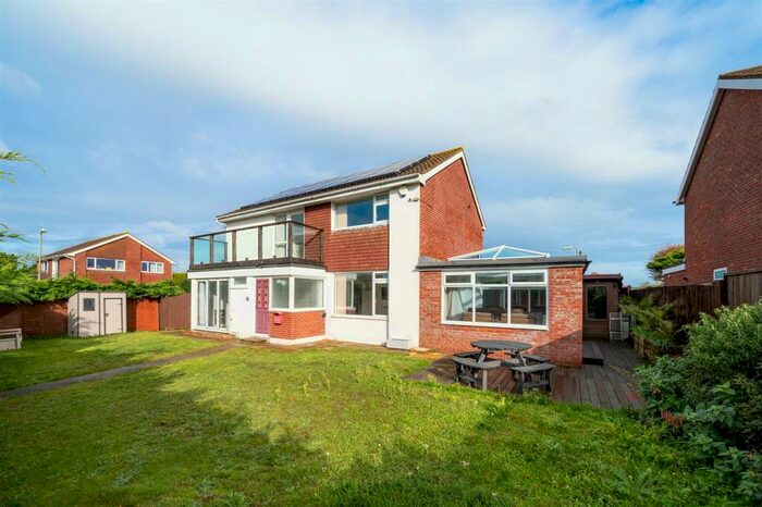 4 Bedroom House To Rent In Southwood Road, Hayling Island, PO11