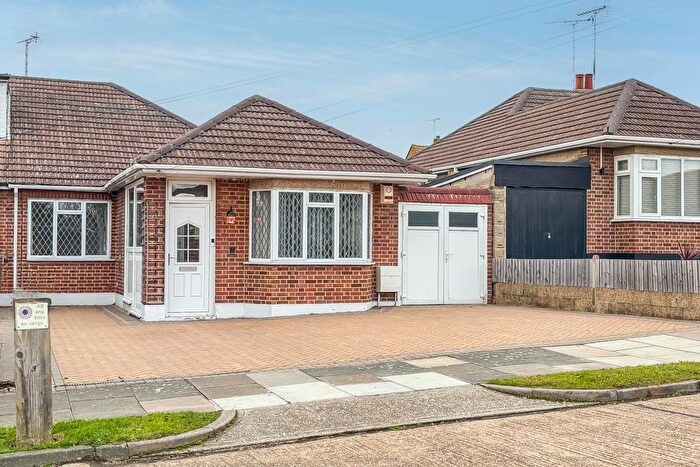4 Bedroom Chalet For Sale In Heycroft Road, Leigh-on-Sea, SS9