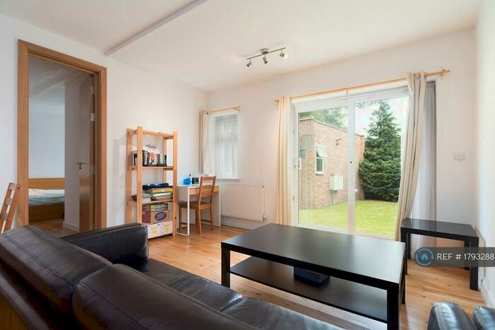 2 Bedroom Flat To Rent In Hoop Lane, London, NW11