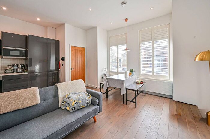 2 Bedroom Maisonette For Sale In Eardley Road, Streatham Common, SW16