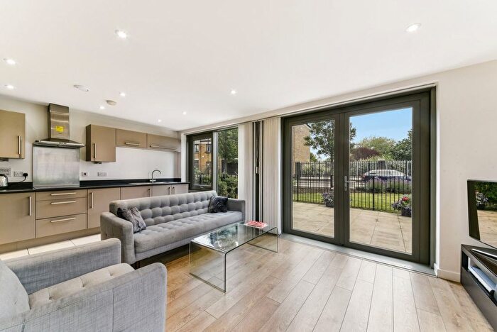 2 Bedroom Flat To Rent In Bootmakers Court, Ben Jonson Road, Limehouse, London, E1