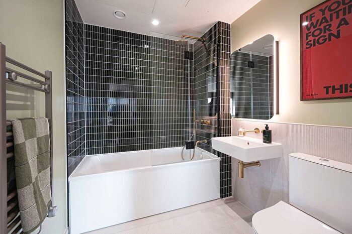 2 Bedroom Flat For Sale In Riverscape, Royal Docks, E16