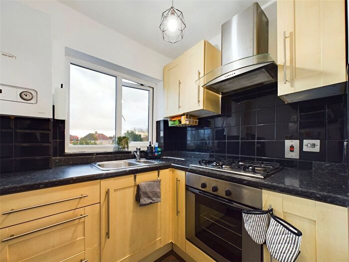 1 Bedroom Flat For Sale In Fourth Avenue, Romford, RM7
