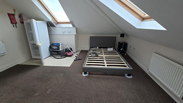 Studio To Rent In Hilltop Gardens, London, NW4