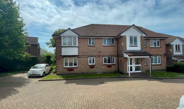 2 Bedroom Ground Flat To Rent In Bornedene, Potters Bar, Hertfordshire, EN6