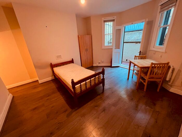 Studio To Rent In Pleshey Road, London, N7