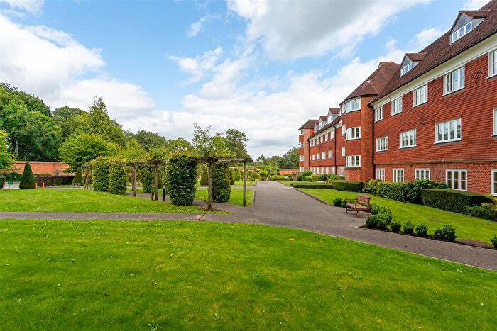 2 Bedroom Flat For Sale In Elizabeth Drive, Banstead, SM7