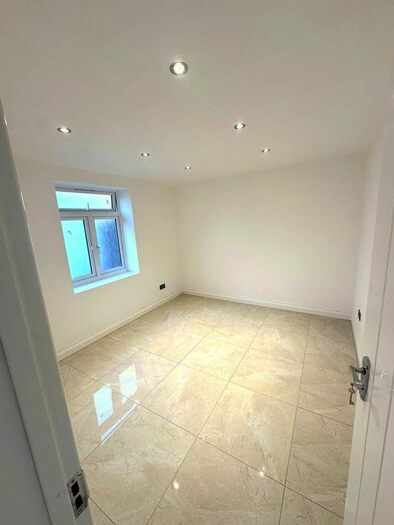 2 Bedroom Flat To Rent In Brisbane Road, Ilford, IG1