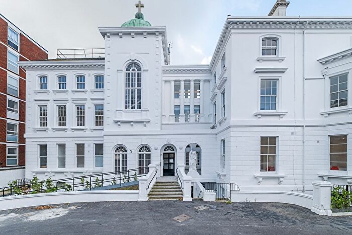 2 Bedroom Flat To Rent In Hartington Place, Eastbourne, BN21