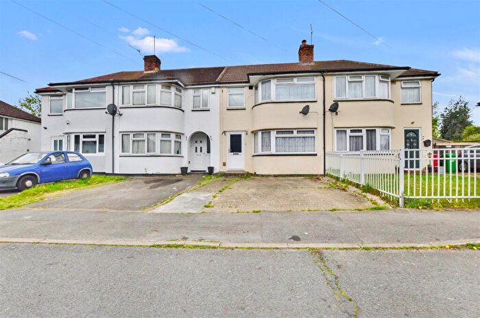 3 Bedroom Terraced House For Sale In Stafford Avenue, Slough, SL2