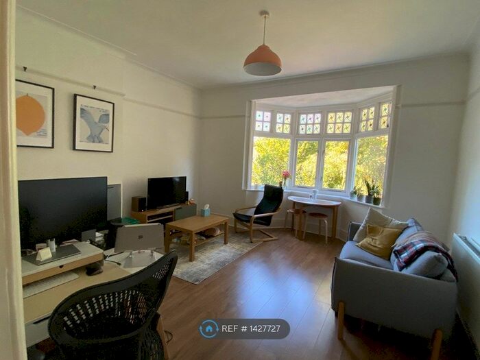 1 Bedroom Flat To Rent In Normanton Road, South Croydon, CR2