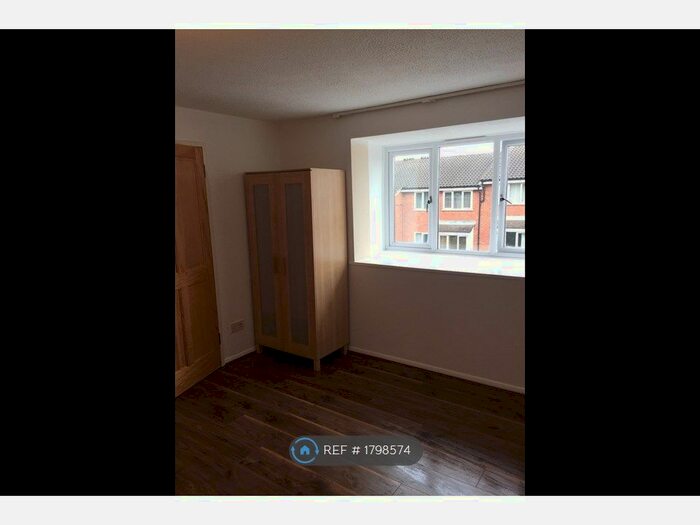 Studio To Rent In Cambridge Gardens, London, N10