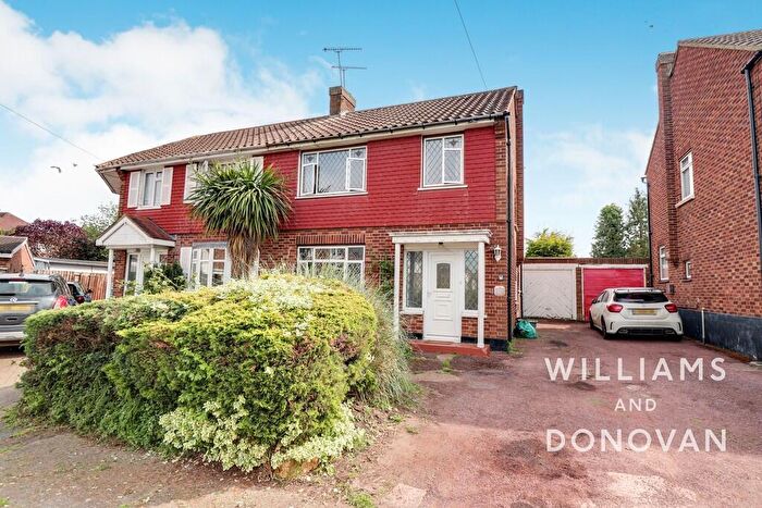 3 Bedroom Semi Detached House For Sale In Oakwood Close, Benfleet, SS7