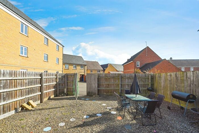 2 Bedroom Flat For Sale In Russ Avenue, Faringdon, SN7