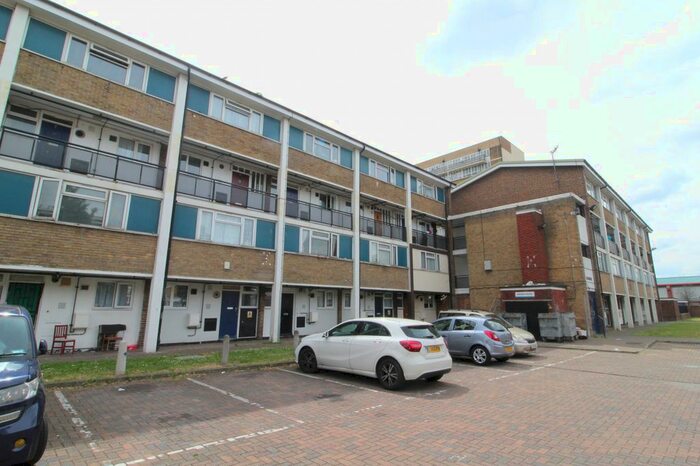 4 Bedroom Flat To Rent In Coopers Road, Southwark, London, SE1