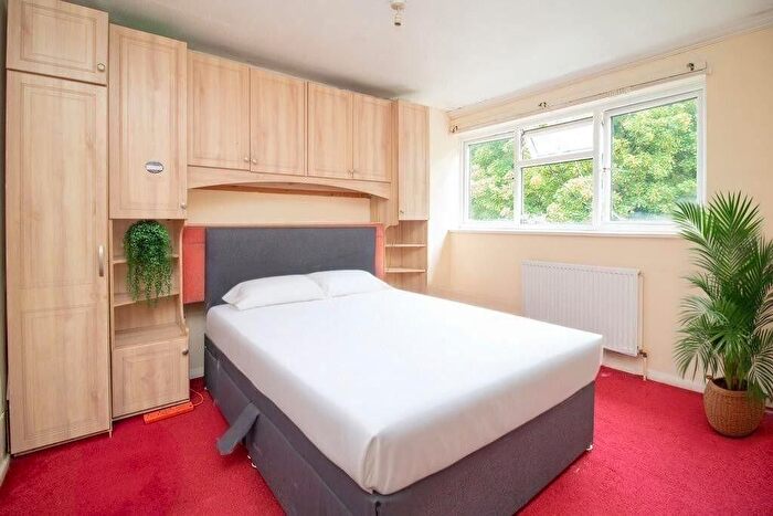 3 Bedroom Terraced House To Rent In Ringwood Gardens, London, SW15