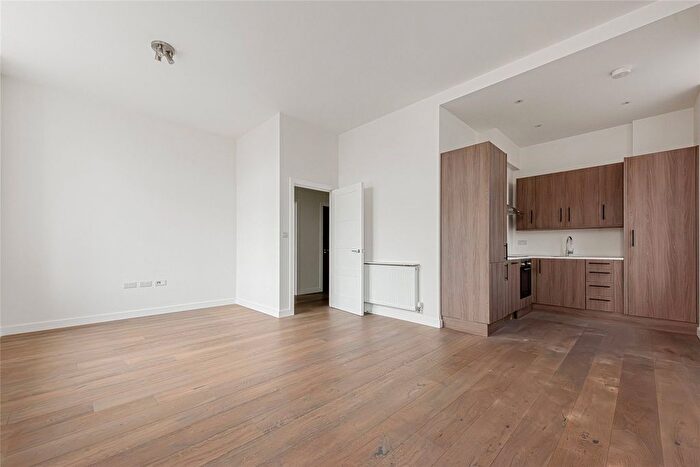 2 Bedroom Flat To Rent In Frobisher Road, Harringay, London, N8