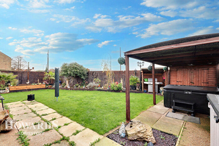 2 Bedroom Detached Bungalow For Sale In The Gardens, Lowestoft, NR33