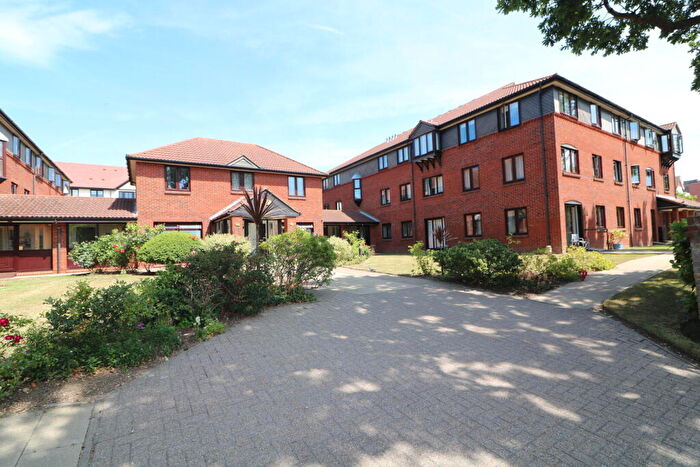 2 Bedroom Flat For Sale In Imperial Avenue, Westcliff On Sea, SS0