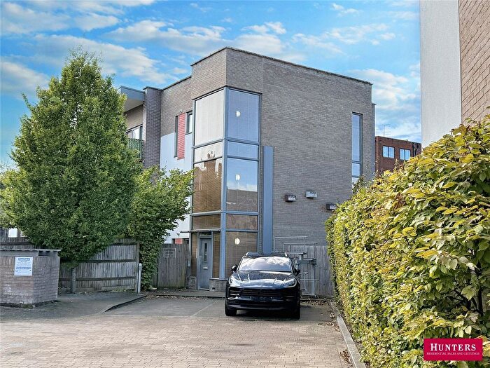 2 Bedroom Flat For Sale In Sambroke Square, Barnet, EN4