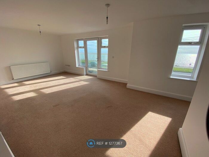 2 Bedroom Flat To Rent In Kings Parade, Holland-On-Sea, CO15