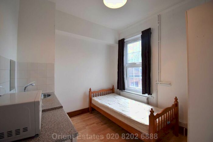 Studio To Rent In Station Road, London, NW4