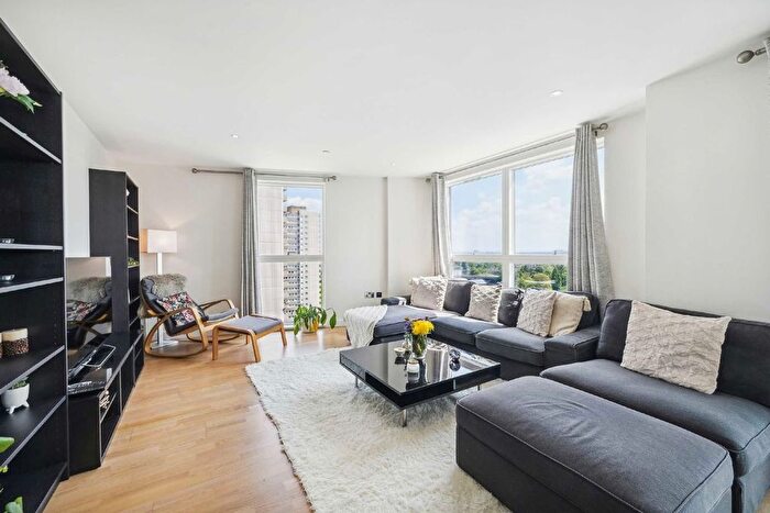 3 Bedroom Flat To Rent In Hyperion Tower, Pump House Crescent, Brentford, TW8