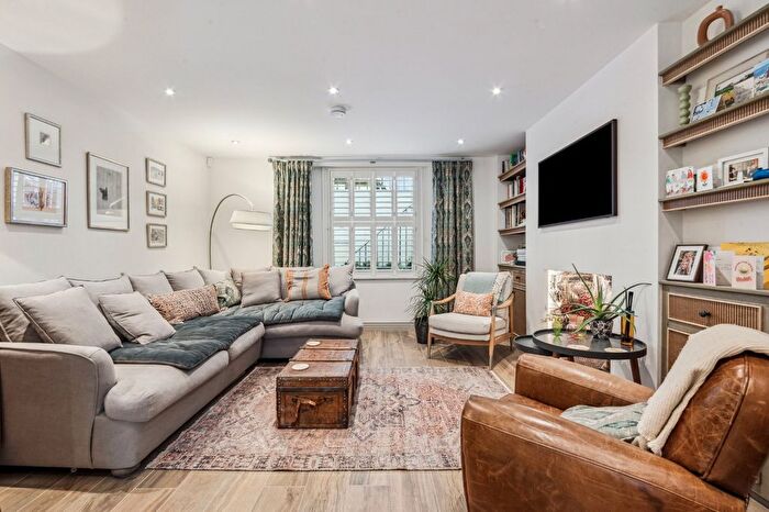 2 Bedroom Maisonette To Rent In Packington Street, Islington, N1