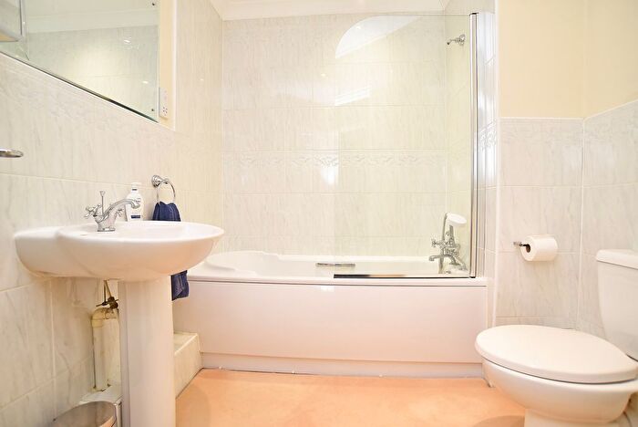3 Bedroom Flat For Sale In Brackenwood, Kent Road, Harrogate, HG1